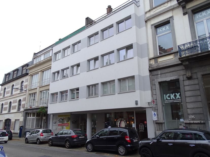 Ruim penthouse te huur met 1 slaapkamer en 2 terrassen. Het appartement bestaat uit een gezellige leefruimte met terras, een keuken met terras, een ru