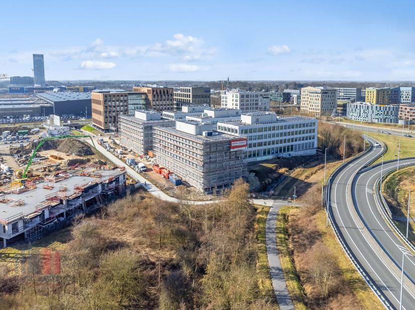 Cet espace de bureaux de 317 m² fait partie du complexe de bureaux « Atmos », certifié BREEAM OUTSTANDING, qui se compose de cinq bâtiments de haute q