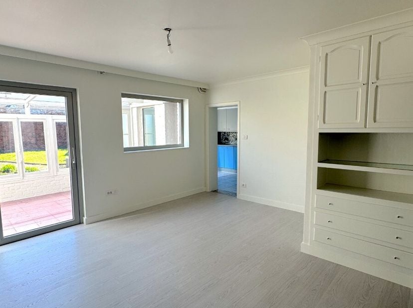 Gerenoveerde gezinswoning met drie slaapkamers te huur in Waregem Deze volledig gerenoveerde en instapklare gezinswoning is gelegen in het hart van Wa