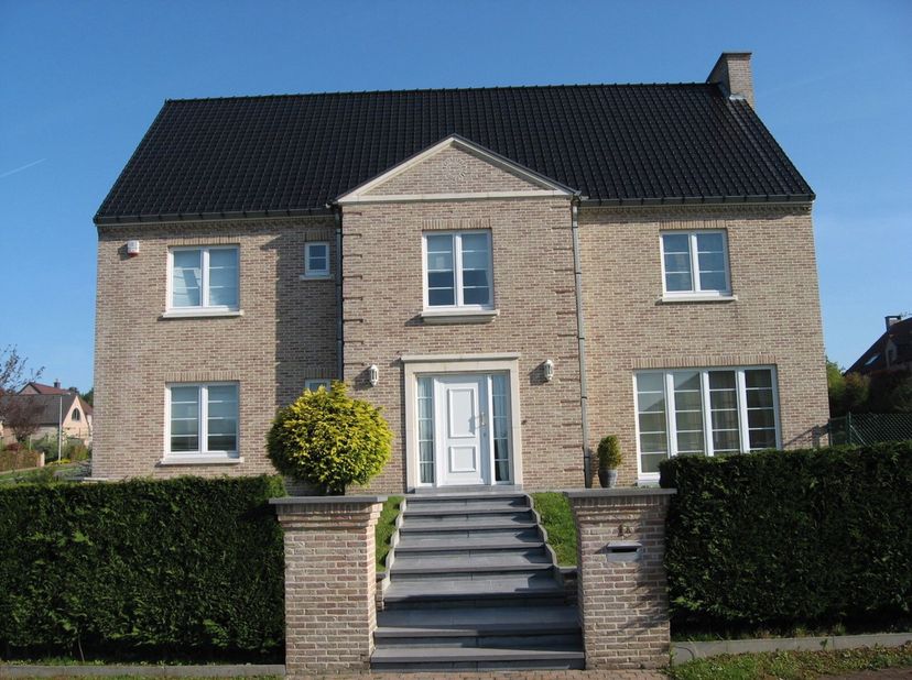 Maison Victoire Junot biedt u deze prachtige karaktervolle villa aan, ideaal gelegen in een rustige en luchtige woonwijk, dicht bij het centrum van Wa