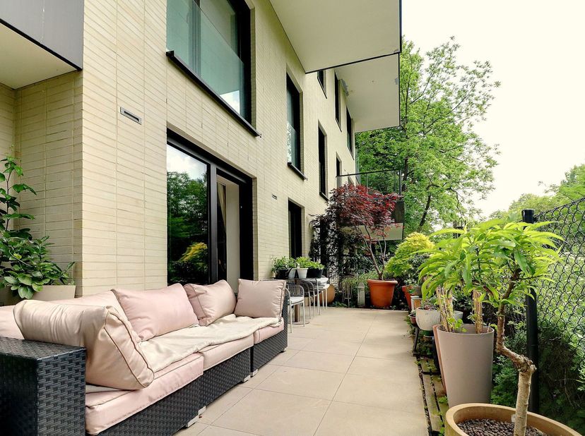 Superbe appartement MEUBLE de ± 85 m²&lt;br /&gt;
- un hall d&#039;entrée avec placards ±9.2 m²&lt;br /&gt;
- un living en plancher de ± 35.7 m² avec une cuisine ouver
