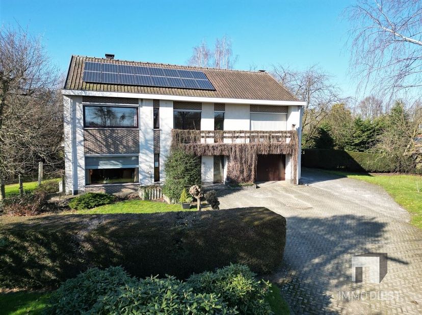 Karaktervolle tijdloze woning op 36a 94ca incl. bijhorende bouwgrond naast de woning.&lt;br /&gt;
Ontdek deze prachtig afgewerkte woning, ideaal gelegen in