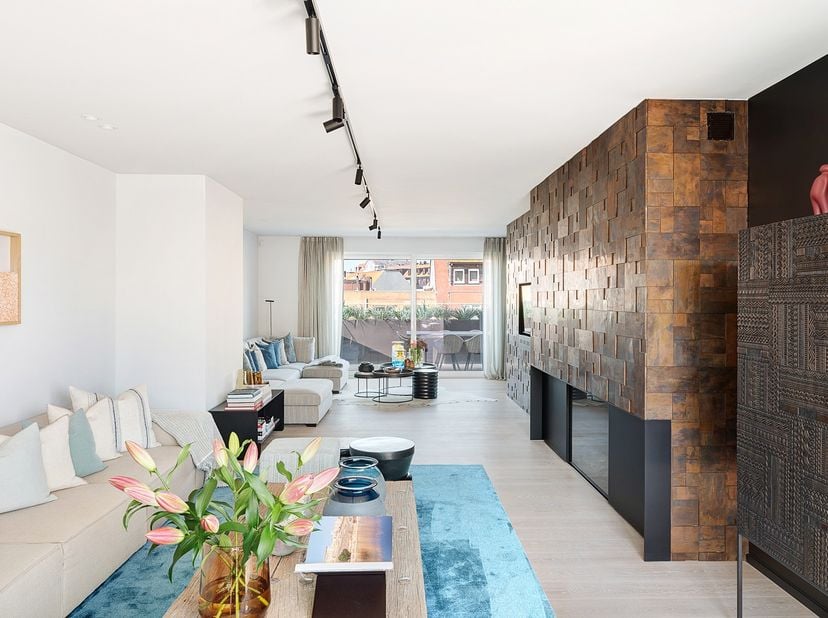 Ce luxueux penthouse, construit en 2015, se distingue par sa façade exceptionnelle de 11 mètres de large et son agencement réfléchi, où la privacy, la