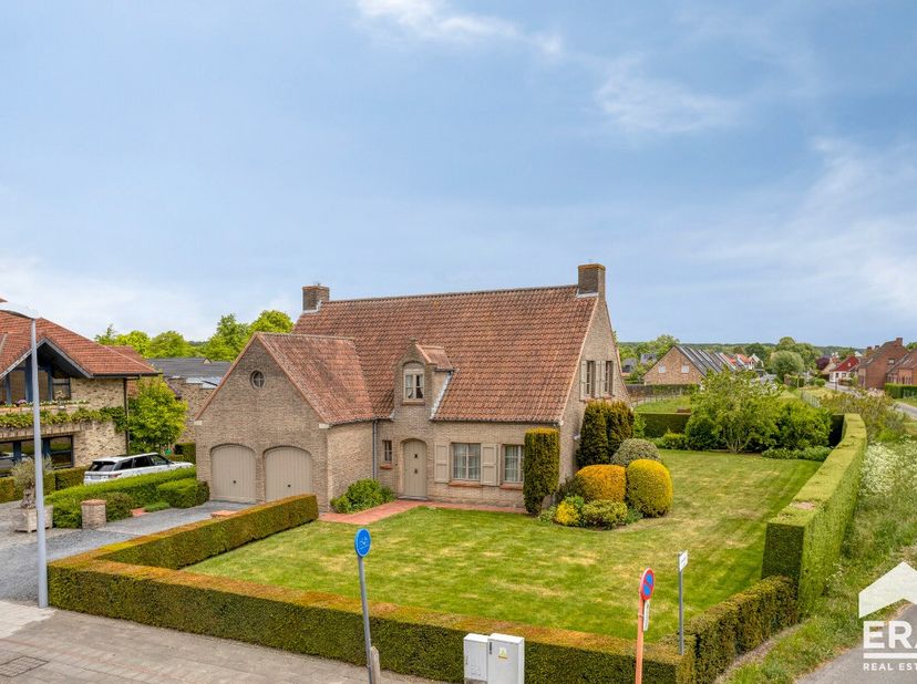 [[ DIT PAND NEEMT DEEL AAN DE ERA OPEN HUIZEN DAG OP 14/6 VAN 13:00 TOT 14:00 ]] Deze ruime woning met veel mogelijkheden gelegen in hartje Moerkerke