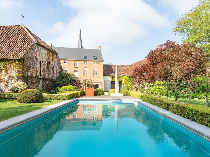 Dit voormalig brouwershuis uit 1884 is volledig gerenoveerd en biedt een perfecte mix van moderne luxe en authentieke details. Deze eigendom bestaat u