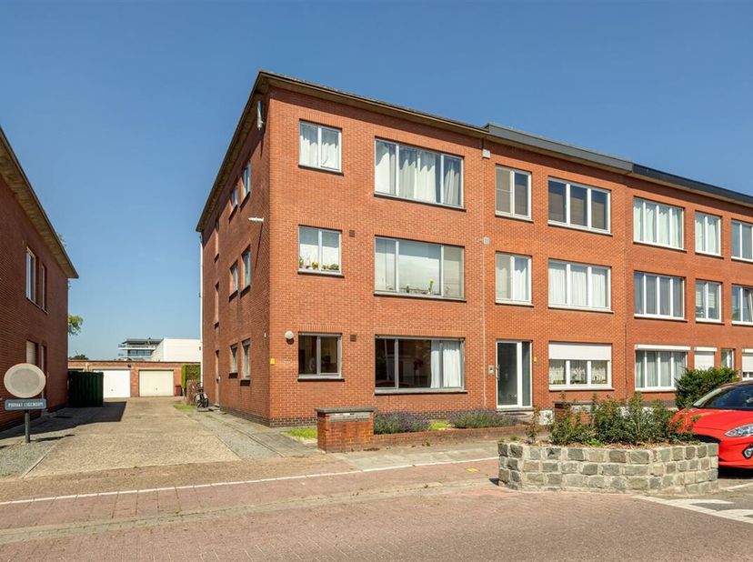 Halfopen gelijkvloers appartement met garage&lt;br /&gt;
Dit appartement is rustig gelegen, maar toch vlak bij het centrum van Schoten. &lt;br /&gt;
Winkels, open