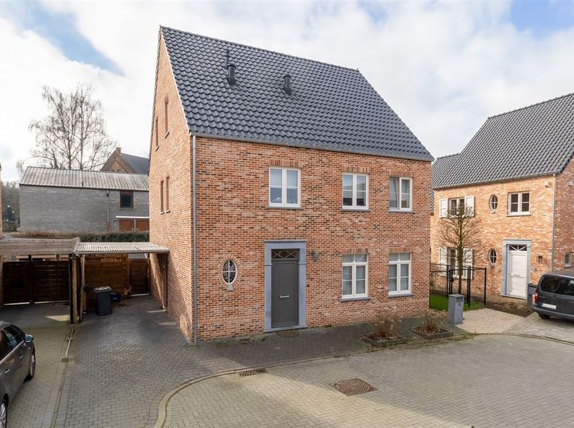 Welkom in deze prachtige open bebouwing uit 2020, gelegen in een rustige doodlopende straat in het gezellige Zittaart (Meerhout). Met een bewoonbare o