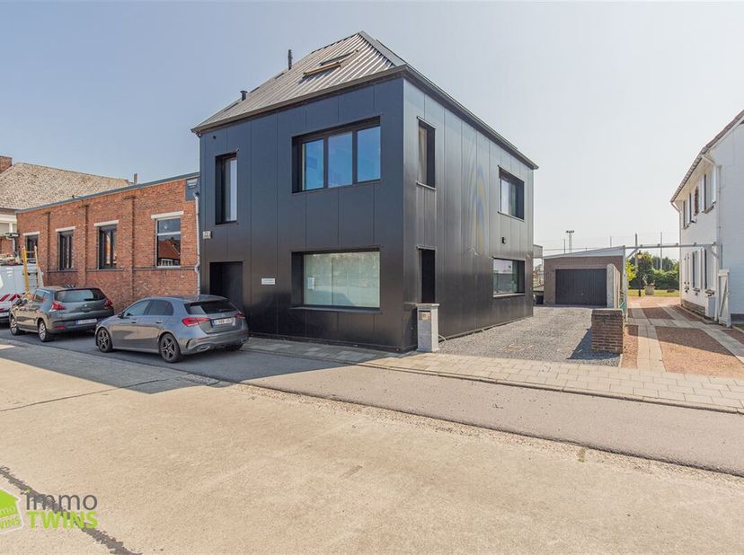 Ontdek deze stijlvolle, instapklare woning van 180,5 m², gelegen in een rustige en kindvriendelijke buurt nabij winkels, scholen en belangrijke invals
