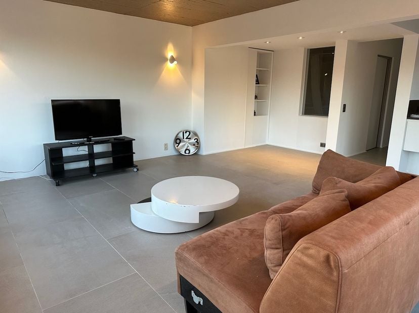 Welkom in de Burchtsestraat 13 te Zwijndrecht. Dit ruime appartement heeft een ideale ligging vlakbij een tramhalte, supermarkt en apotheek.  &lt;br /&gt;
&lt;