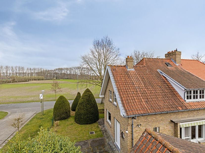 Op de hoek van de Aardenburgseweg en de Polderhoeklaan bevindt zich dit halfopen huis, dat in 1951 op een zuid georiënteerd perceel (406m²) gebouwd we
