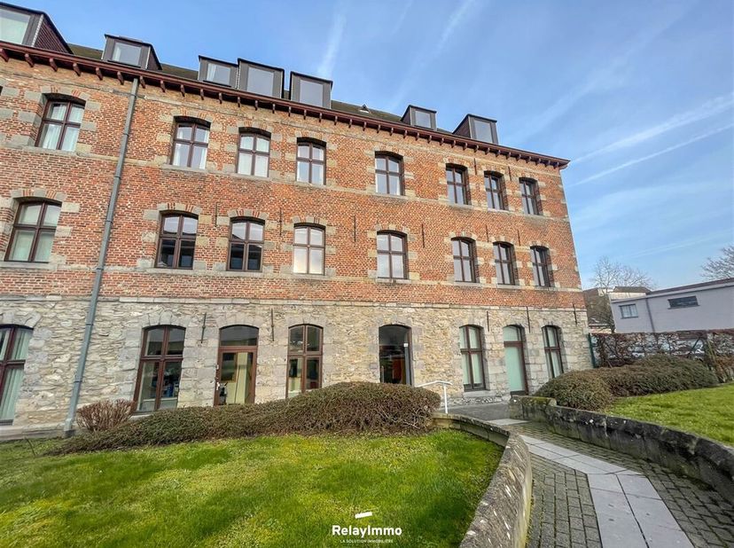 Luxe doorzonappartement met 181 m2 woonoppervlak, vier slaapkamers, twee badkamers, twee parkeerplaatsen en twee kelders. Appartement gelegen in een v
