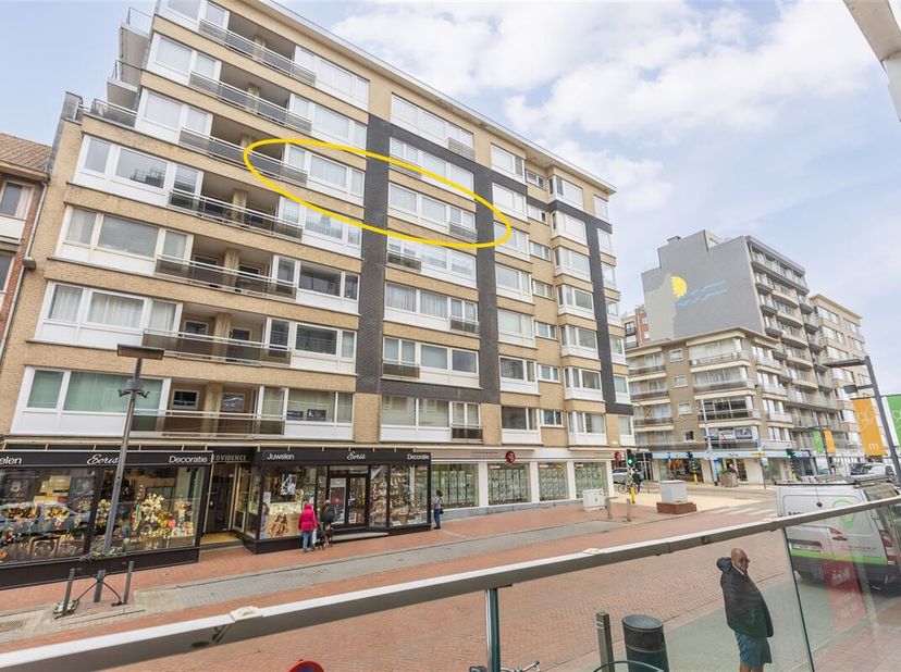 Uitzonderlijk ruim appartement van 130m² midden in het winkelcentrum en vlakbij de Zeedijk.  Indeling : inkomhal,  zeer ruime woonkamer, aparte grote