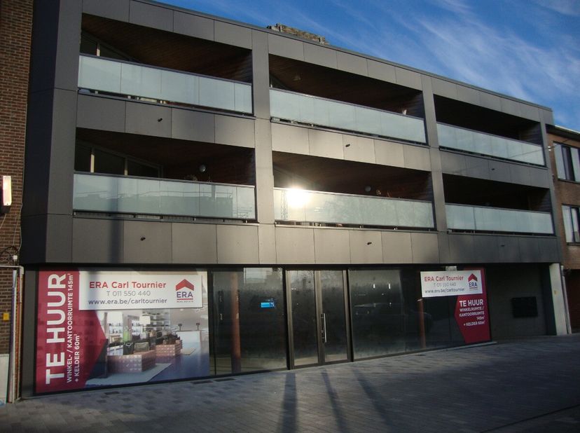 Winkelruimte/kantoorruimte (145m²) met rechtstreekse toegang tot kelder (60m²) en 15m vitrine langs straatkant.
