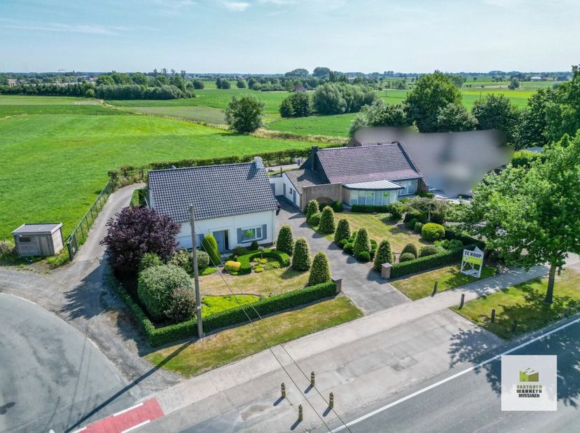 Gelegen op een goede zichtlocatie op een perceel van 1056 m2 op 1,5km van het centrum van Wingene.&lt;br /&gt;
Het woonhuis telt 4 slaapkamers, waarvan 1 ge