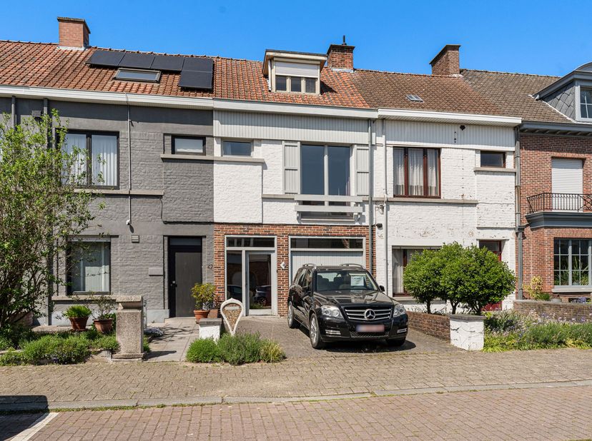 Te renoveren woning met 4 slaapkamers én garage op toplocatie in Kortrijk!&lt;br /&gt;
Op zoek naar een woning die je volledig naar je hand kan zetten, op e