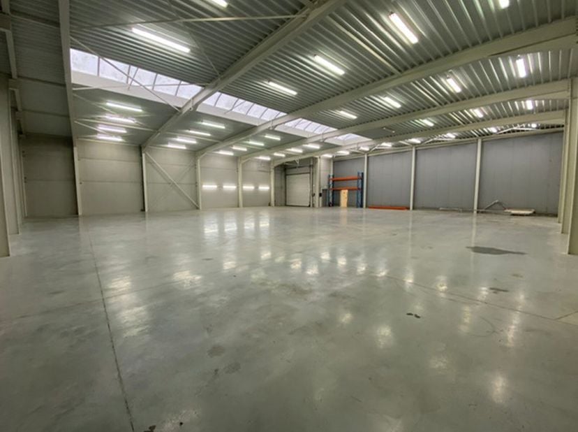Bedrijfsgebouw/loods gelegen in de industriezone Kanaal-Zuid te Bree, dichtbij het centrum.&lt;br /&gt;
Het bedrijfsgebouw is in de aanwezigheid van parkeer