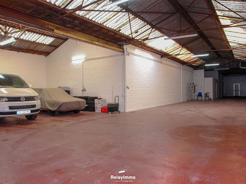 Idéalement situé - Quartier gare - Entrepôt de 320 m2 avec accès à rue via une porte sectionnelle électrique, espace sanitaire avec wc et cavette en s
