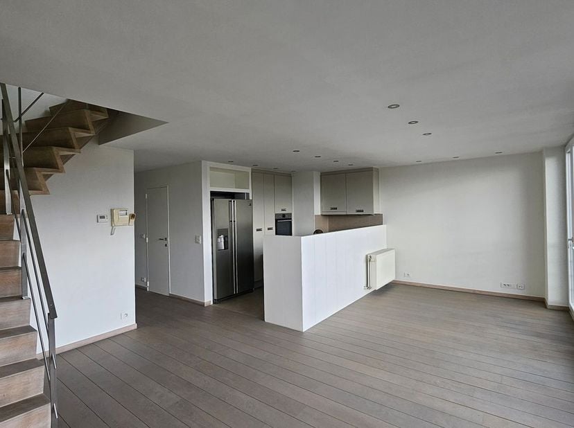 Deze instapklare duplex penthouse in Residentie Au Casino, is gelegen aan het gezellige Casinoplein, op wandelafstand van het station en de Grote Mark