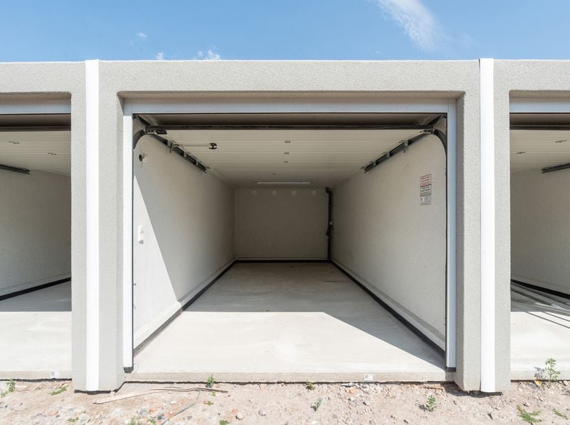 Op zoek naar een veilige en toegankelijke plek voor je voertuig of extra opslagruimte? Deze garageboxen in Woumen bieden je alles wat je nodig hebt!&lt;b