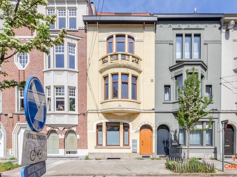 Bent u opzoek naar een te renoveren opbrengsteigendom in Gent? Dan is dit pand, onderverdeeld in 3 entiteiten, mogelijk iets voor u.&lt;br /&gt;
&lt;br /&gt;
Het