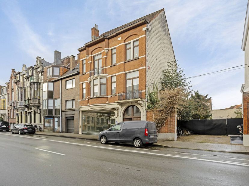 Dit handelspand met woonst te koop, gelegen aan de Antwerpsesteenweg in Sint-Amandsberg, combineert een commerciële toplocatie met tal van mogelijkhed