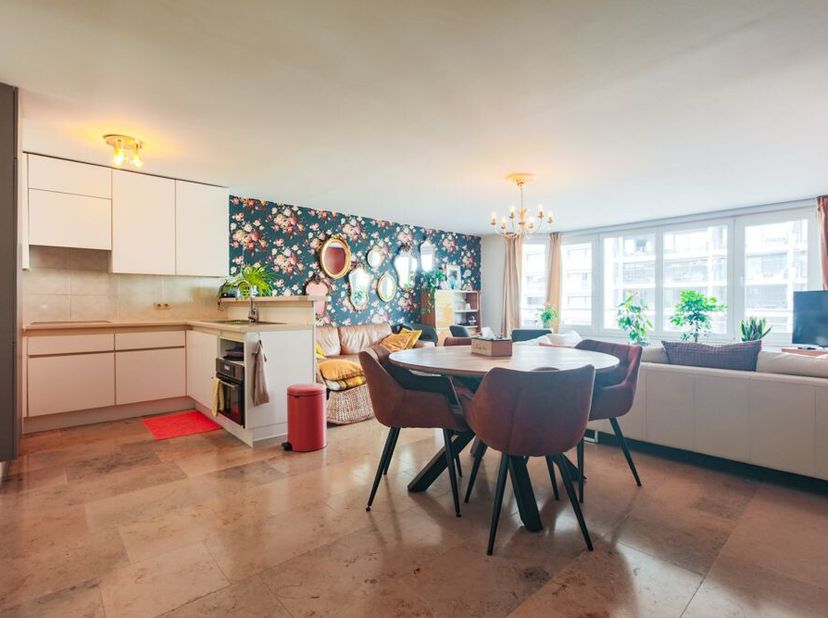 Kom deze topper bezoeken en ervaar zelf de ruime en lichtrijke living met open keuken. Dankzij de vele ramen stroomt het natuurlijk licht binnen en ka