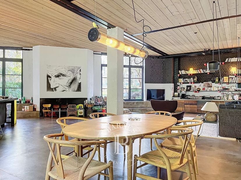 Découvrez ce loft de 3 chambres de plus de 190m2 selon PEB rénové par Lionel Jadot.&lt;br /&gt;
Situé dans un clos privé avec barrière d&#039;accès télécommandée