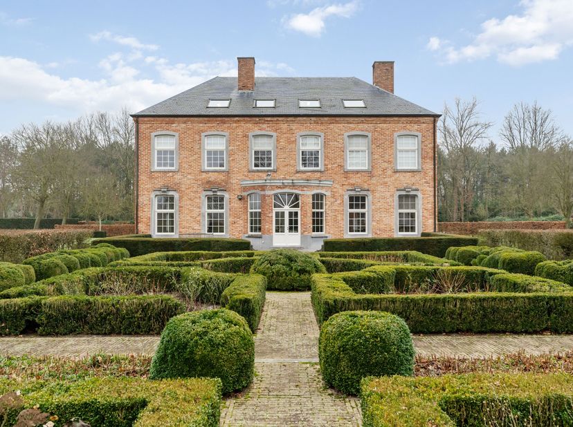 In een rustige straat, grenzend aan natuurgebied en aan de Kempense Golfclub, treffen we deze exclusieve villa met o.a. 3 slaapkamers, 3 badkamers en