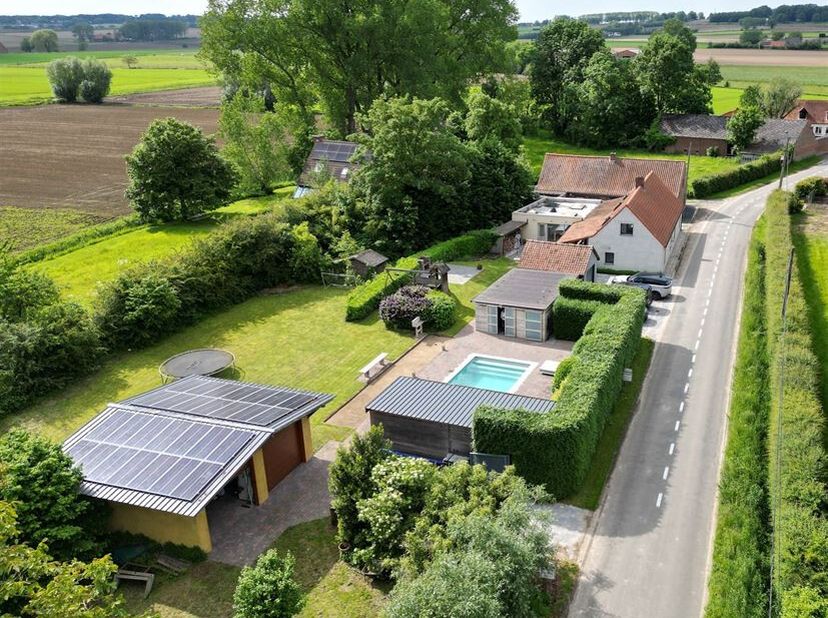 Située dans le quartier pittoresque de Sint-Denijs, à un jet de pierre de Courtrai et de toutes les voies de communication.&lt;br /&gt;
Maison de charme rén