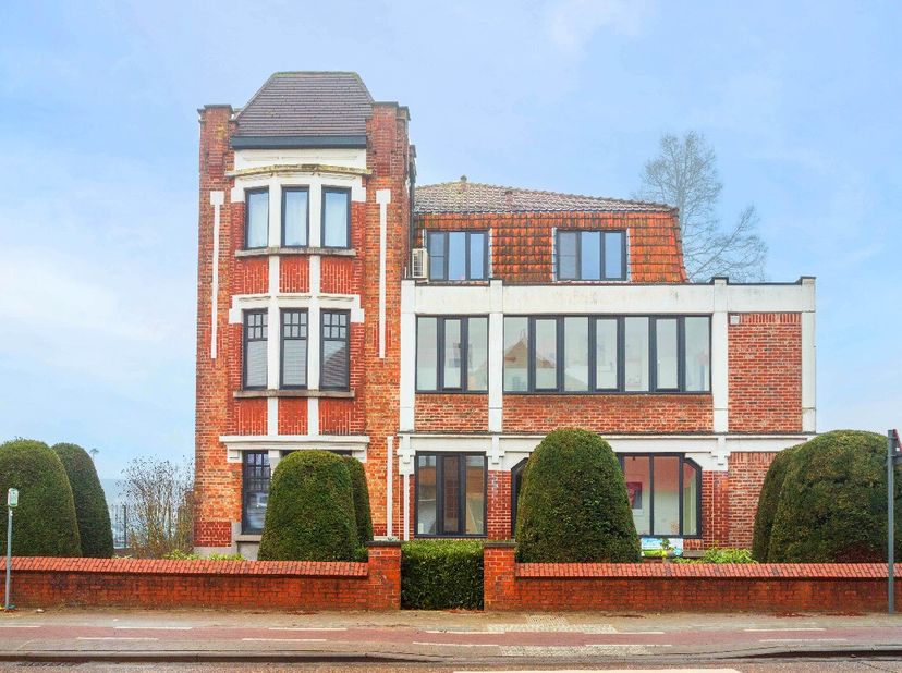 Deerlijk: Karaktervol appartement in het centrum van Deerlijk Dit 1 slaapkamer appartement, gelegen in het centrum van Deerlijk, biedt een uitstekende