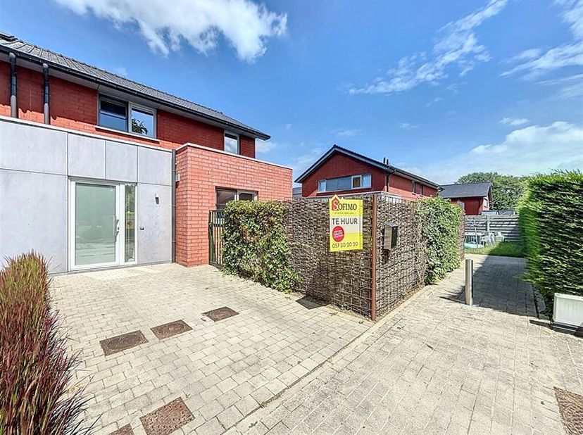Halfopen woning met tuin in rustige wijk te Elverdinge op een kwartiertje rijden van Ieper.&lt;br /&gt;
Gelijkvloers: &lt;br /&gt;
private oprit, inkomhal met gas