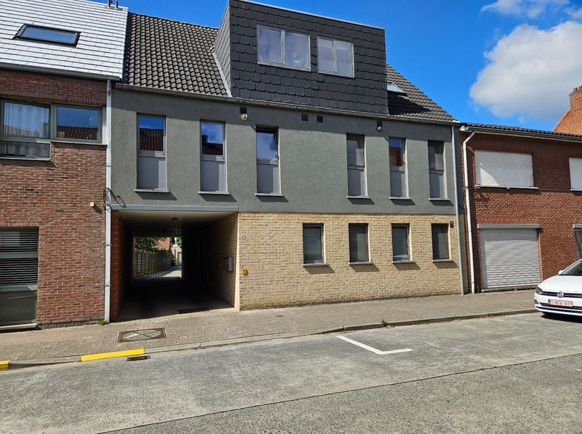 Dit appartement met 1 slaapkamer is gelegen in het centrum van Mol, op wandelafstand van het station, winkels, scholen, openbaar vervoer....&lt;br /&gt;
Via