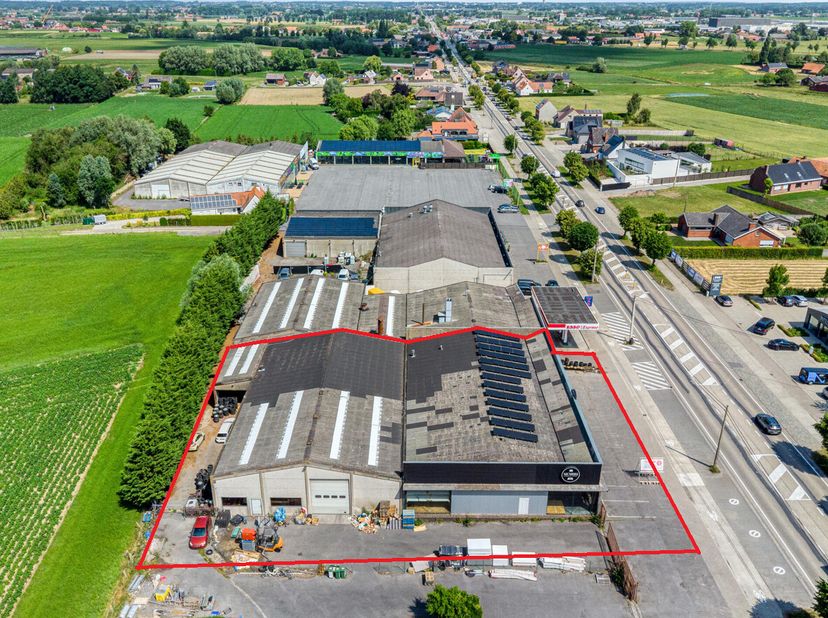 Propriété polyvalente composée d&#039;un espace commercial avec des entrepôts et une station-service.&lt;br /&gt;
Situé dans un endroit très commerçant, sur la r