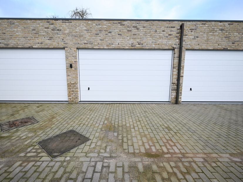 Deze opslagruimte van +/- 67m2 is gelegen in de Hugo Verriesstraat in Izegem. De opslagruimte heeft een diepte van +/- 13,50 meter en een breedte van