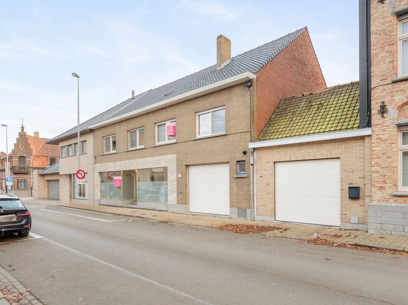 Deze ruime woning met mogelijkheden tot een handelspand bevindt zich in het hartje van Oostnieuwkerke. De woning is deels gerenoveerd in 2019 en besch