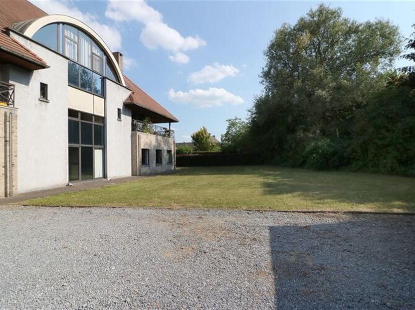 Ruim appartement met twee grote slaapkamers is ideaal gelegen dichtbij het centrum van Leuven in een residentiële omgeving. Dit unieke appartement is