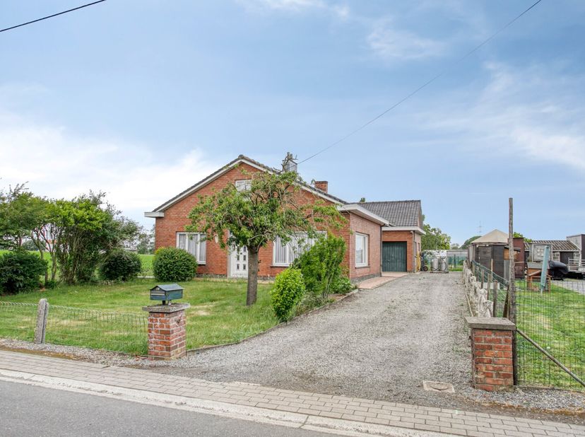 Te renoveren vrijstaande woning of bouwgrond op 1437 m² gelegen in het landelijke Meigem.&lt;br /&gt;
De woning werd in 1965 gebouwd en bevindt zich volledi