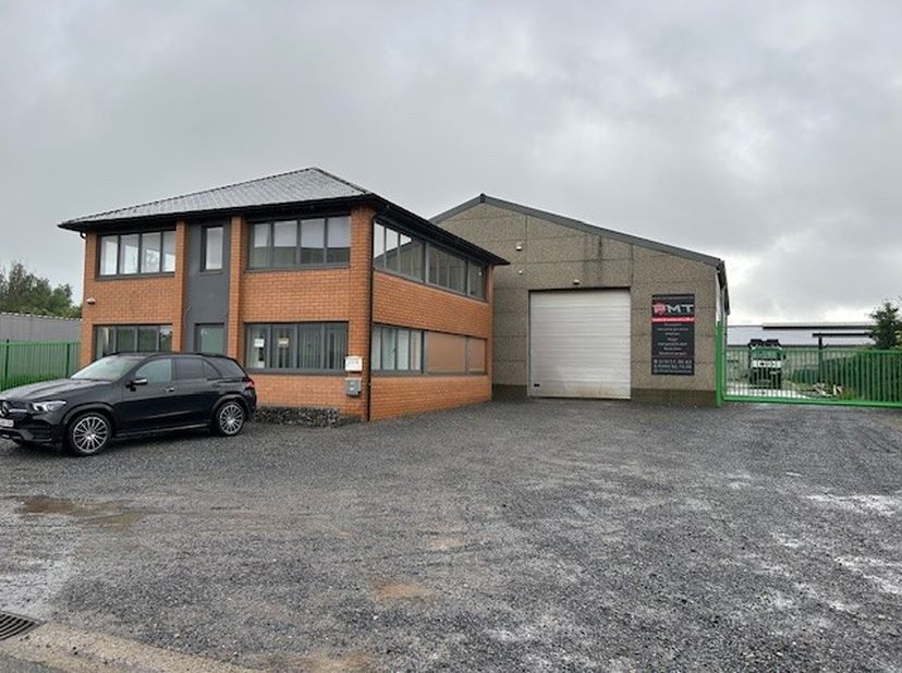 NL: Deze bedrijfshal van 650 m2, gecombineerd met een kantoorruimte van 220 m2, is perfect voor diverse bedrijfsactiviteiten. Deze veelzijdige ruimte