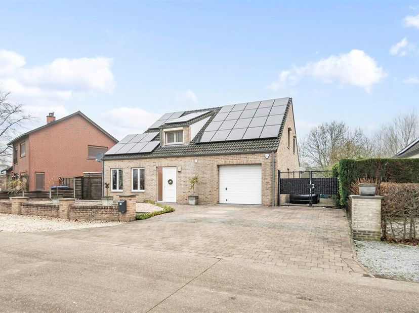 Bij het betreden van deze woning wordt u verwelkomd in een ruime inkomhal met vestiaire en gastentoilet. Vanuit de hal heeft u toegang tot de woonkame