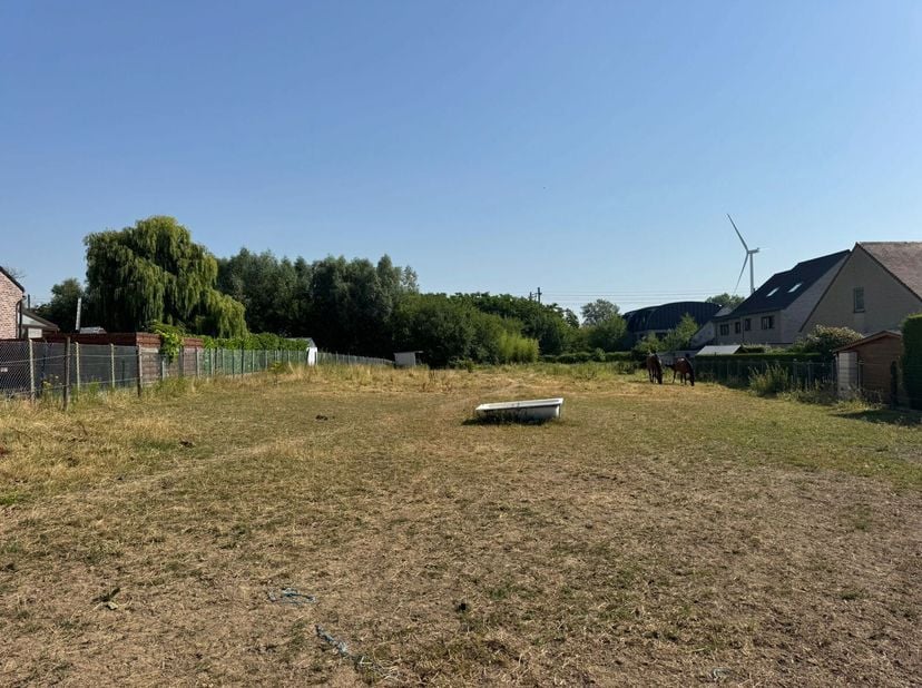 Rustig gelegen bouwgrond met een straatbreedte van 16 meter en een oppervlakte van 2184 vierkante meter. Deze bouwgrond is geschikt voor het oprichten
