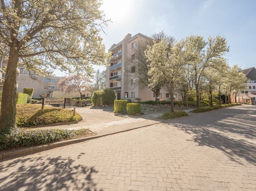 Dit ruim hoekappartement bevindt zich op de 4e verdieping, gelegen op wandelafstand van centrum Brugge. Indeling als volgt: ruime inkomhal met gastent