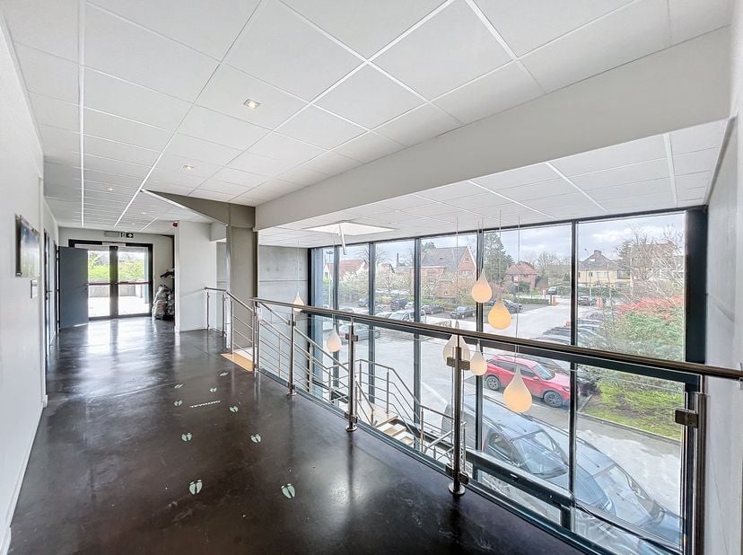 Dit kantoor te huur is uitstekend gelegen bij de afrit Melle van de R4, voor een zeer een vlotte bereikbaarheid via zowel de R4 als de E17. Er zijn ru