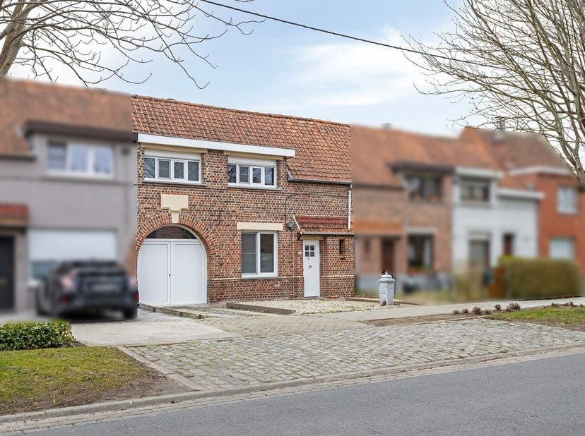 Deze charmante woning in de Batavialaan 24 is ideaal als starterswoning of investering. Gelegen nabij invalswegen en diverse voorzieningen zoals winke