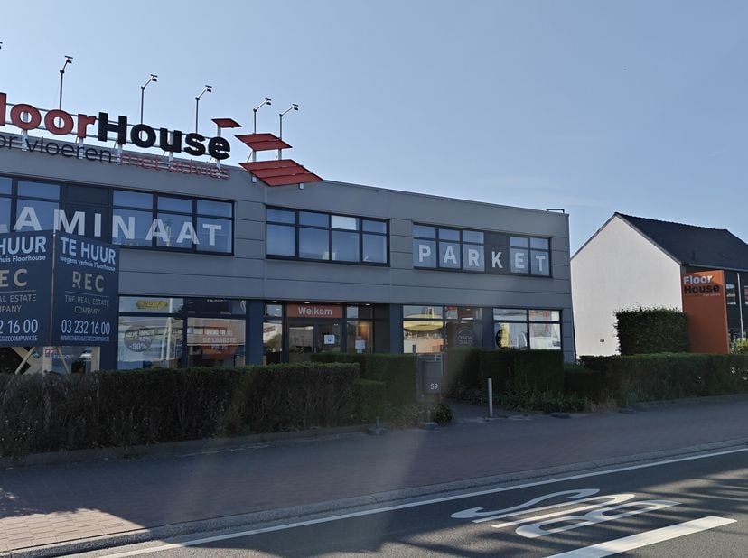 Commercieel bedrijfsgebouw met showroom, kantoren en magazijn  Zichtlocatie Boomsesteenweg&lt;br /&gt;
Op een absolute zichtlocatie langs de druk bereden Bo