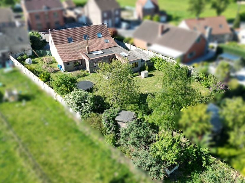 Zeer aantrekkelijke twee-onder-een-kapwoning met 4 gevels (5 slaapkamers) met ca. 210 m² woonoppervlak op 12 are van 82 centiares.&lt;br /&gt;
Deze woning b