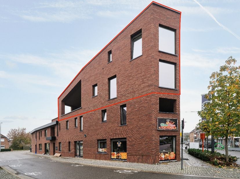 Dit nieuwe appartement in het centrum van Peer biedt een ideale combinatie van energiezuinigheid, licht en flexibiliteit, perfect voor gezinnen of als