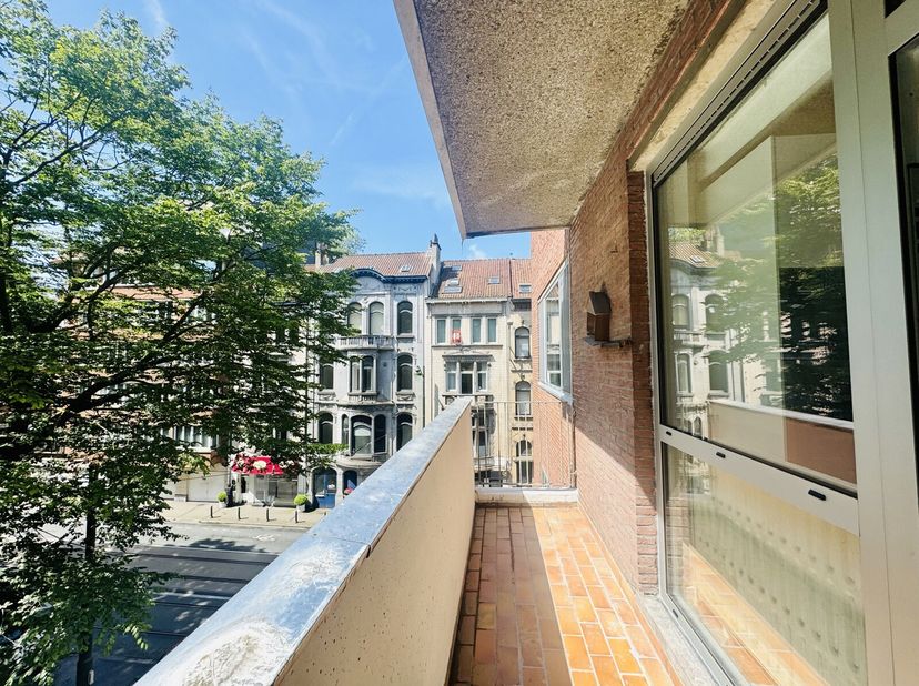 Victoire Junot vous propose, à la Bascule / Bois de la Cambre, ce bel appartement de ±116 m² situé au 3 étage dun immeuble bien entretenu. Il se compo
