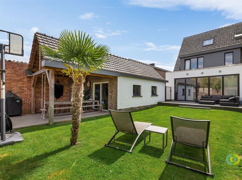 Nabij het centrum van Grimbergen bevindt zich deze instapklare, energiezuinige 3-gevelwoning (EPC B), volledig gerenoveerd in 2020. De charmante voorg