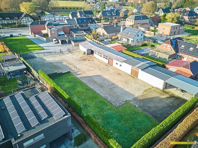 Woning met naastliggende bouwgrond en groot atelier op 28a 38ca. Ideaal voor een zelfstandige activiteit !&lt;br /&gt;
De loods/garage/magazijn/opslagplaats