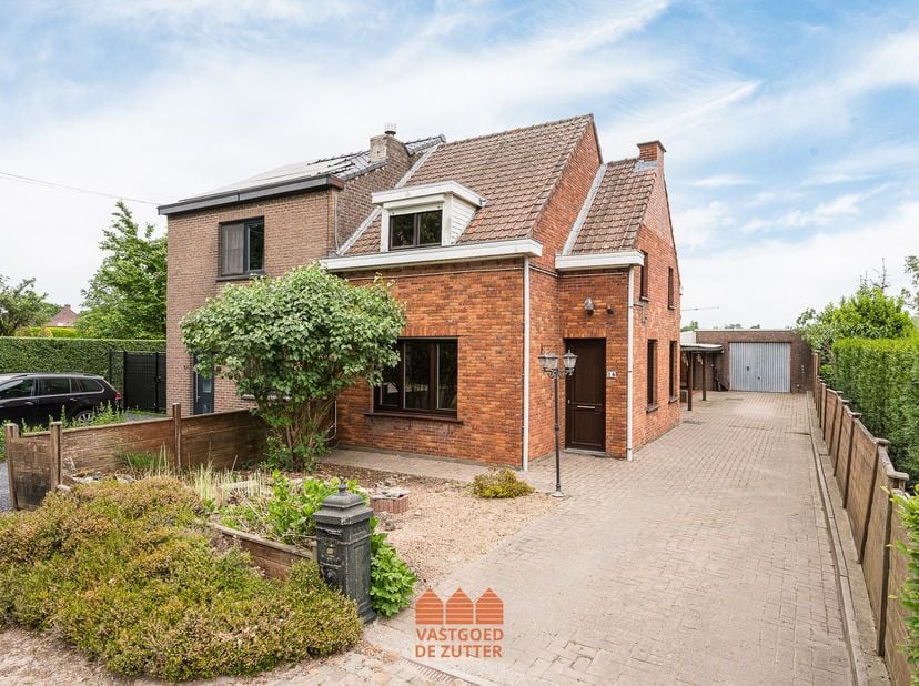 Deze te renoveren halfopen woning is gelegen in de Linde, een bijzonder rustige straat in Sleidinge, met een vrij uitzicht op de weilanden recht tegen